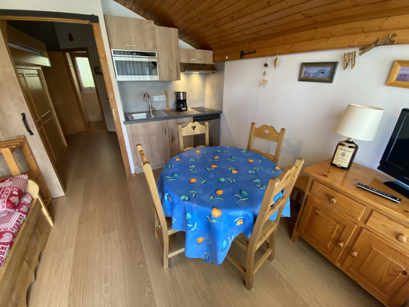 _lv_images__lot_0000000111_02_8529644