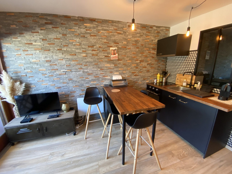 _lv_images__lot_0000000196_04_8587412