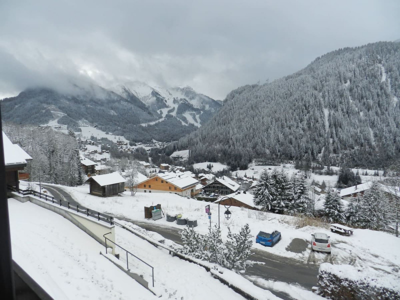 Appartement 12A dans résidence Les Biches, Châtel, vue sur le village en hiver