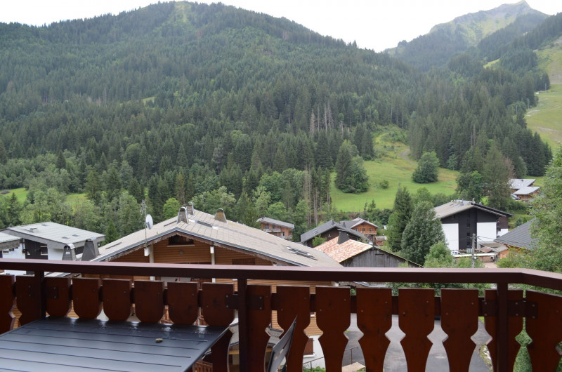 Appartement 16 dans la résidence Perthuis, vue du balcon en été, Linga Châtel