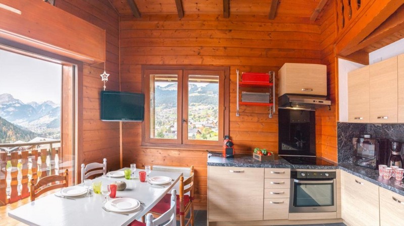 Appartement 4 personne Châtel centre Alpina coin cuisine et repas
