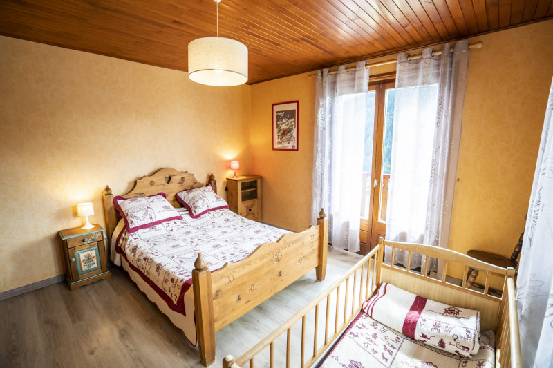 Appartement 8 personnes Chalet Les Pensées, chambre lit double et lit bébé, Châtel Tourisme