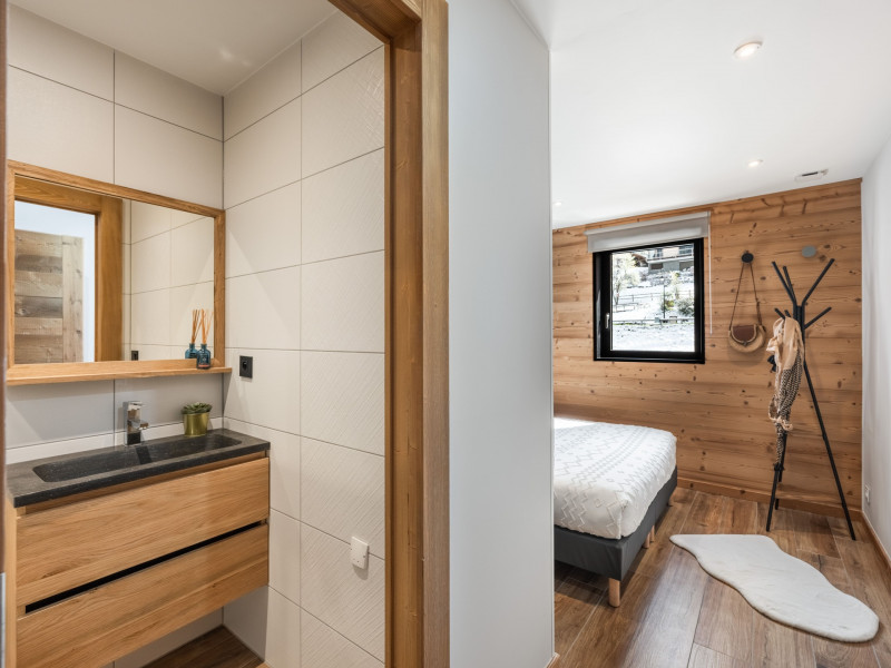 Appartement Attique, Résidence Lioutane, Salle de douche en suite, Faune et flore de montagne 74