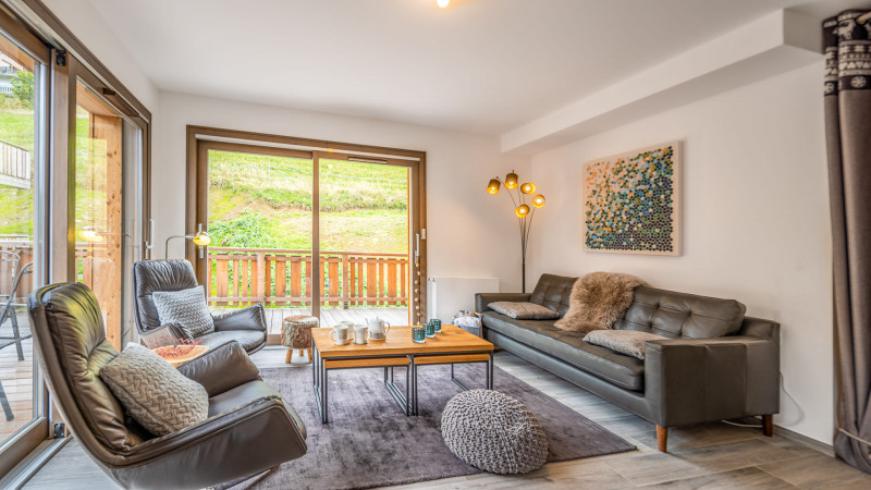 Apartment Chalet des Freinets, Living room with balcony, Châtel 74