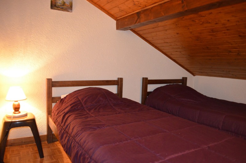 Appartement dans chalet le Bivouac, Chambre 2 lits simples, Châtel