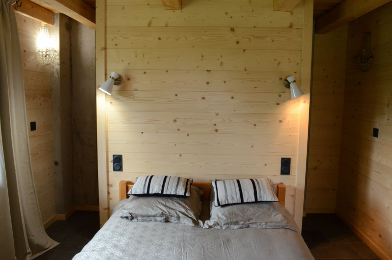 Apartment in chalet Les Greniers, Bedroom double bed, Châtel 74