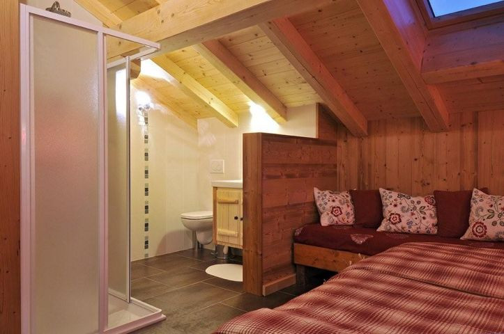 Appartement dans chalet les Marmottes, Chambre 1 lit double + 1 lit simple + douche/WC, Châtel Location Ski