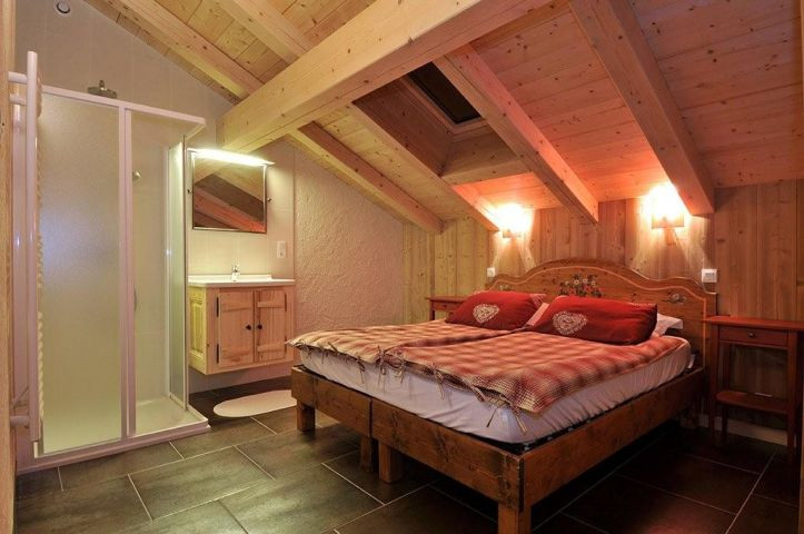 Appartement dans chalet les Marmottes, Chambre lit double + douche, Châtel Location Ski