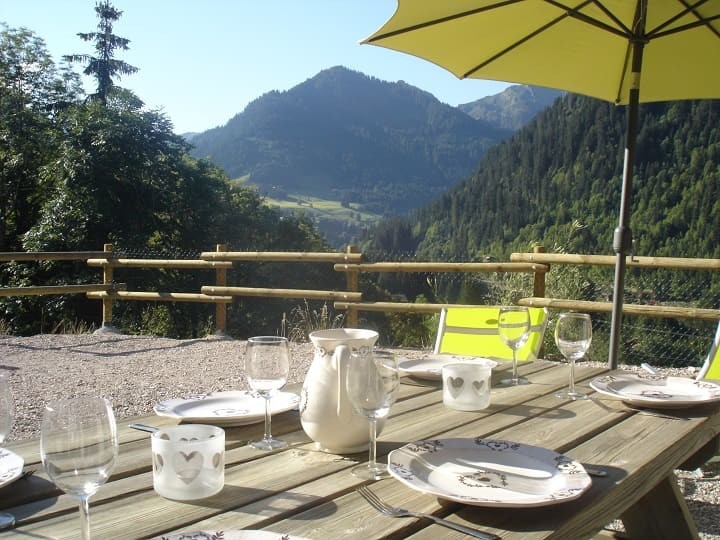 Appartement la Belette terrasse en été Châtel