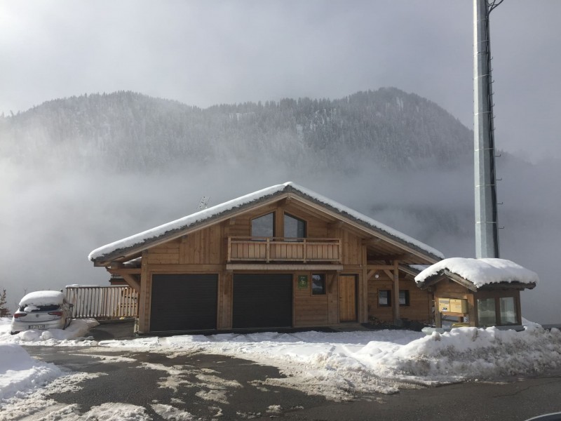 Appartement la Belette vue extérieure du chalet en hiver Châtel