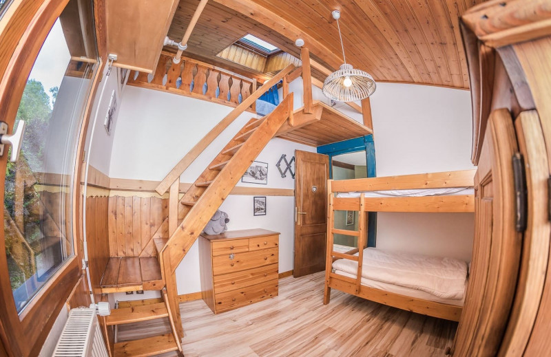 Appartement La Couqueille, Chambre 2 lits superposés + 1 lit double en mezzanine, à l'étage, Châtel