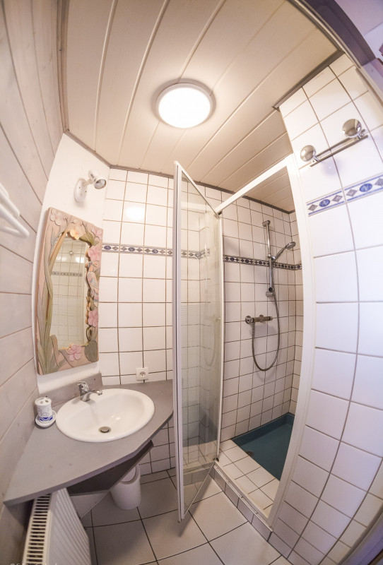 Appartement La Couqueille Salle de douche de la chambre du bas, Châtel Haute-Savoie