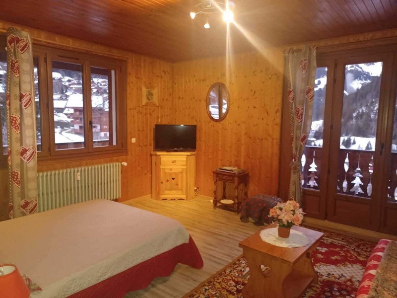 Appartement Les Marguerites salon avec lit double Châtel