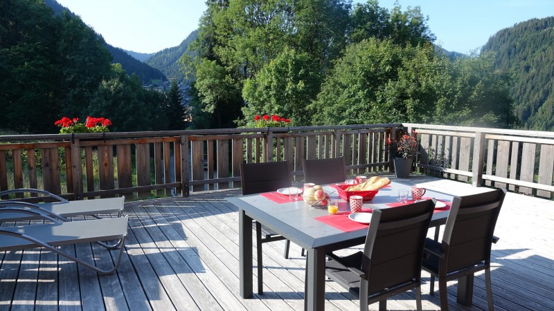 Appartement OROUGE B 001,  la terrasse en été, Châtel