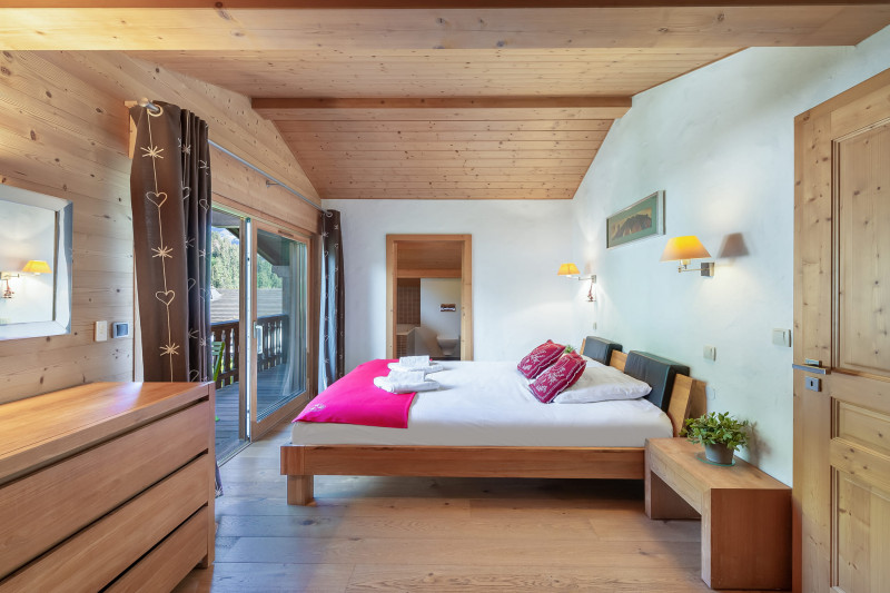 Chalet Casa Linga, Bedroom double bed (180 x 200) with bath - shower room and WC, Châtel Ski rental