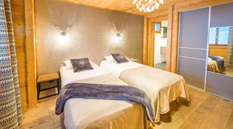 Chalet Chante Merle, Bedroom double bed with bathroom, Châtel