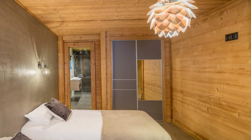 Chalet Chante Merle, Bedroom double bed with bathroom, Châtel Snow 74