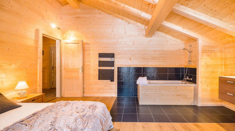 Chalet Ciste La Chapelle d'Abondance, Bedroom double bed with bath, Châtel 74390