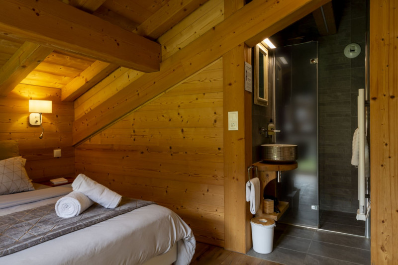 Chalet Cret Beni, Bedroom double bed, Châtel Ski lifts 74