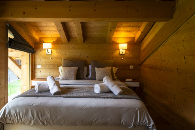 Chalet Cret Beni, Bedroom double bed, Châtel Booking 74