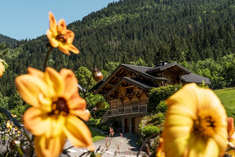 Chalet et fleurs en été à Châtel