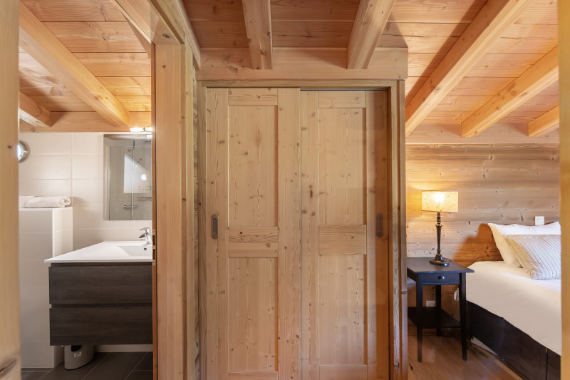 Chalet Etringa, Bedroom double bed with bathroom and WC, Châtel Ski 74
