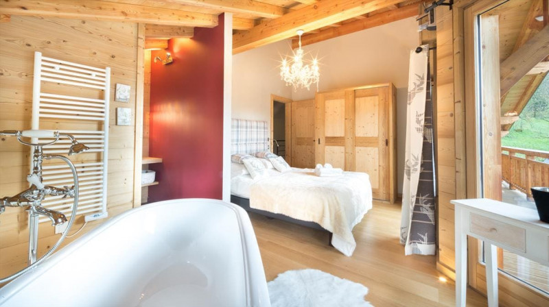 Chalet Joyau des Neiges, Bedroom double bed with bath, Châtel 74390
