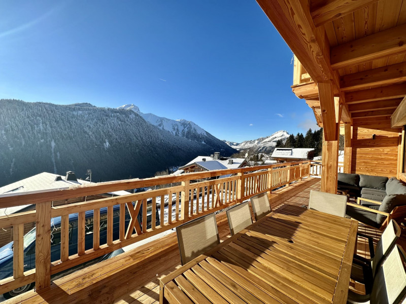 Chalet Juliette, la terrasse ensoleillée, Vue sur le village, Petit Châtel