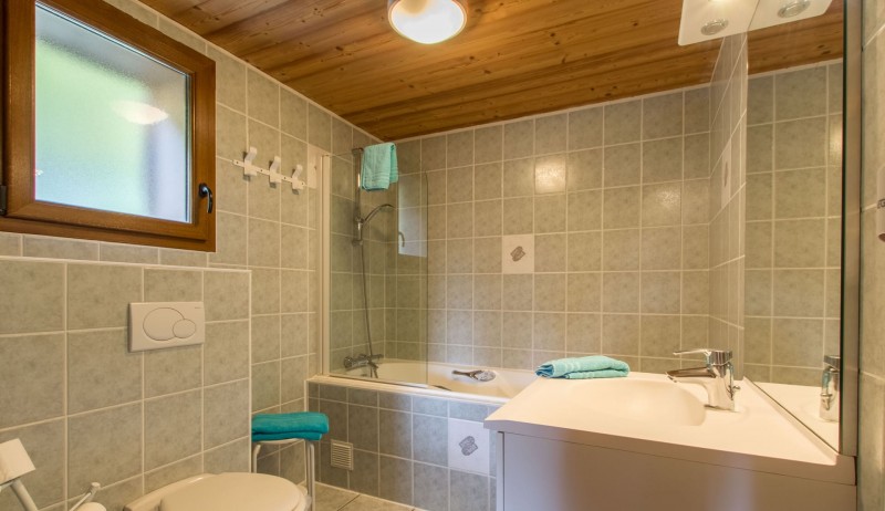 Chalet l'orée du lac, Salle de bain de la chambre au premier étage, Châtel Portes du Soleil
