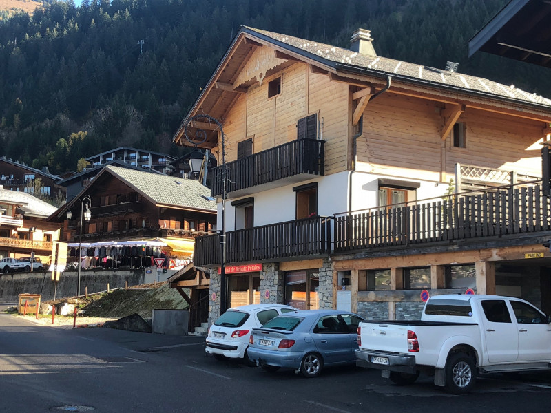 Apartment In Chalet l'Ourson n°2, The chalet from the road, Châtel Center