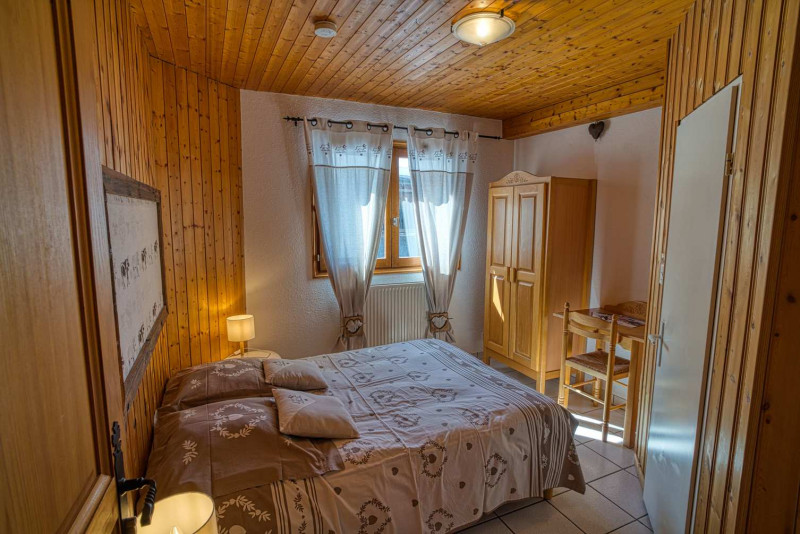 chalet La Savoyarde, Bedroom double bed, Châtel Alpine skiing