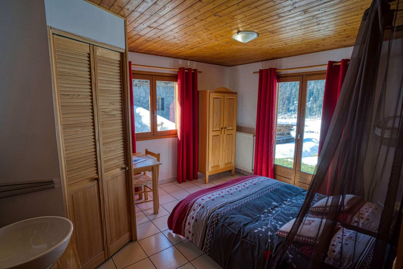 chalet La Savoyarde, Bedroom double bed, Châtel Valley 74