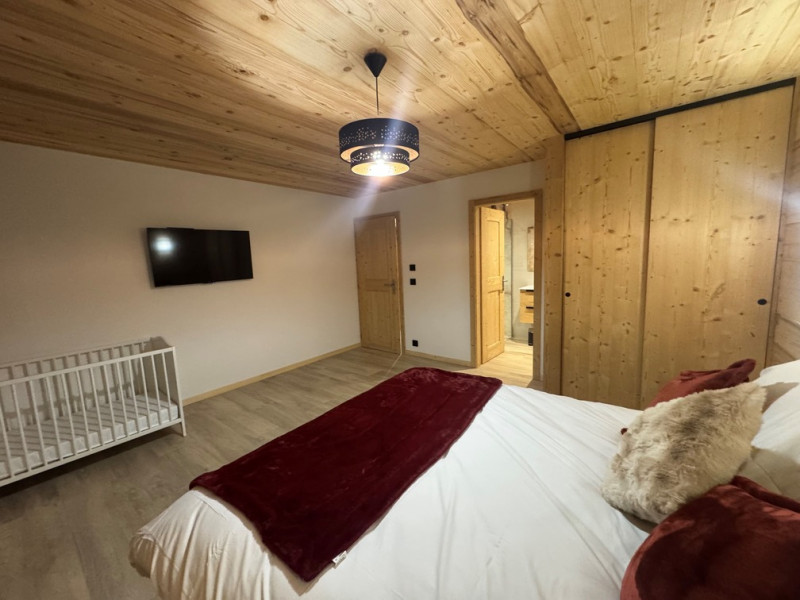 Chalet Laurentine à Châtel, chambre double avec lit bébé Chalet Laurentine à Châtel, chambre double avec lit bébé