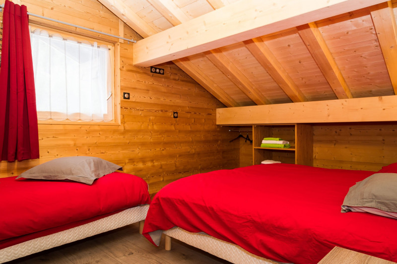 Chalet Le Bois Brulé, Châtel, chambre 2 lits simples avec armoire