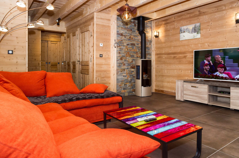 Chalet Le Bois Brulé, Châtel, Salon avec canapé et télévision