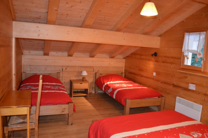 Chalet le ramoneur savoyard, chambre 1 lit double + 2 lits simples, Châtel Portes du Soleil