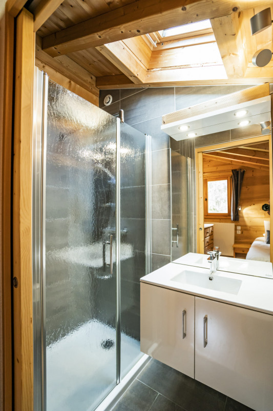 Chalet le Refuge, Bedroom 2 single beds with shower, Châtel Linga