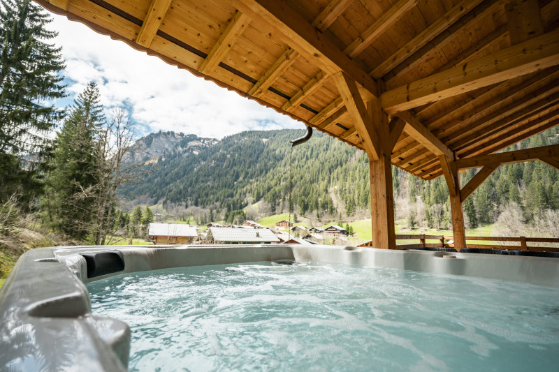 Chalet le Refuge, le Jacuzzi sur la terrasse, Châtel