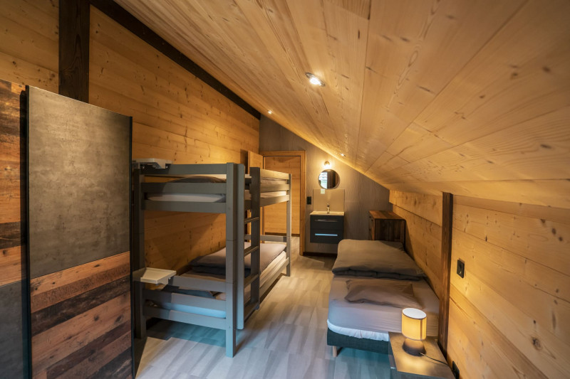 Chalet les Cerfs, Apartment sleeps 10, Bedroom with 1 bunk bed and 1 single bed on the mezzanine, Châtel Linga