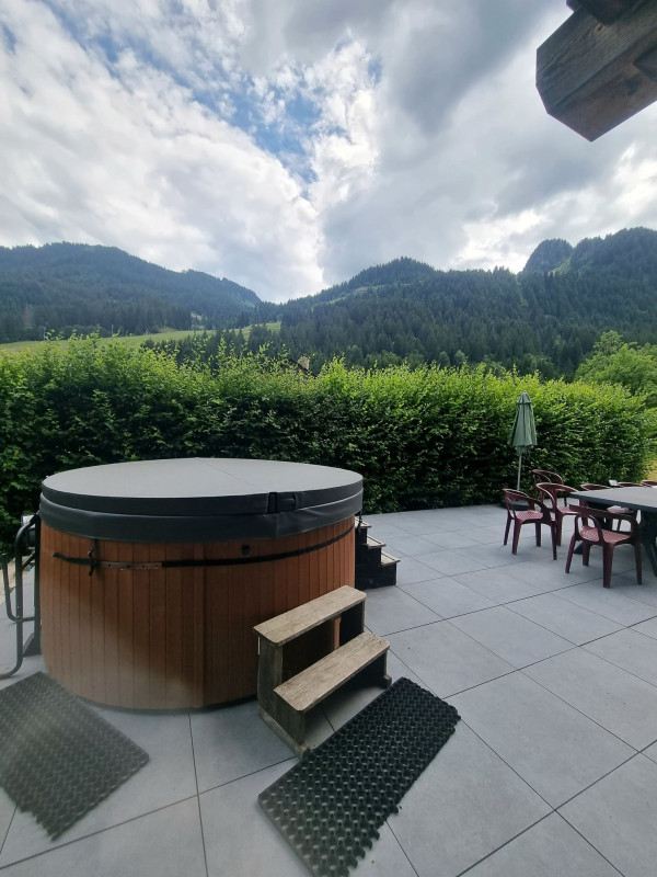 Chalet Les Romains, Châtel, jacuzzi extérieur en été