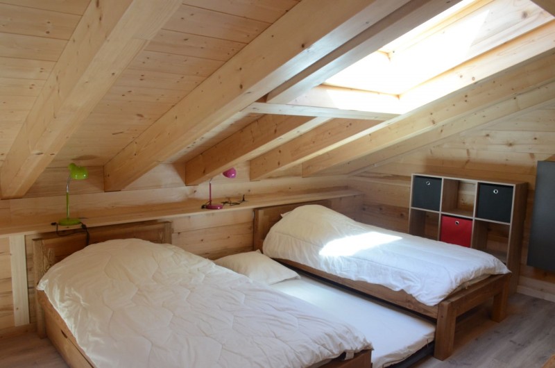 Chalet les sources, bedroom with 2 single beds + 1 pull-out bed, Châtel