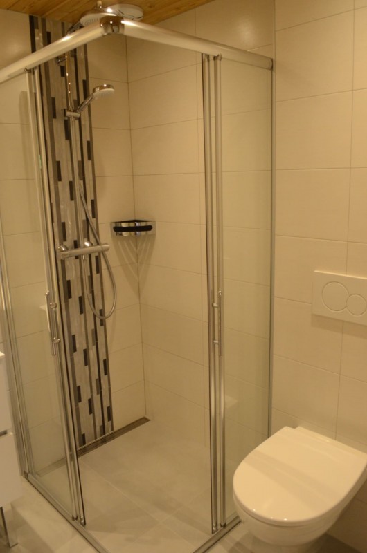 Chalet les sources, ground floor bedroom shower room, Châtel