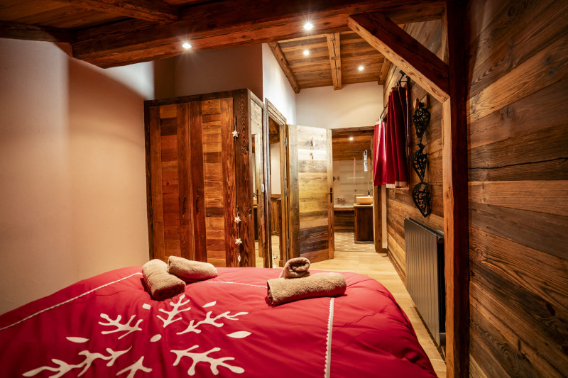 Chalet Les Tournesols, Chambre double à l'étage avec salle de bains/ wc en suite, Châtel Portes du Soleil