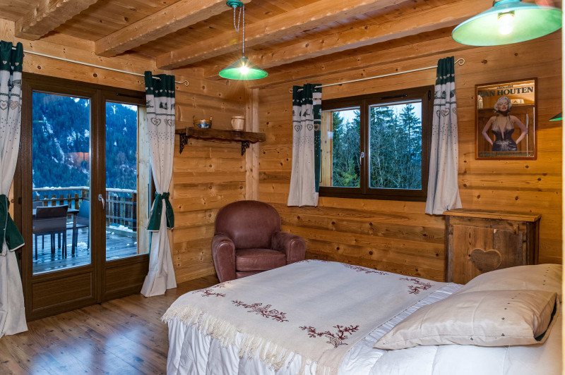 Chalet Les Vuargnes, Bedroom double bed, Châtel Ski slope