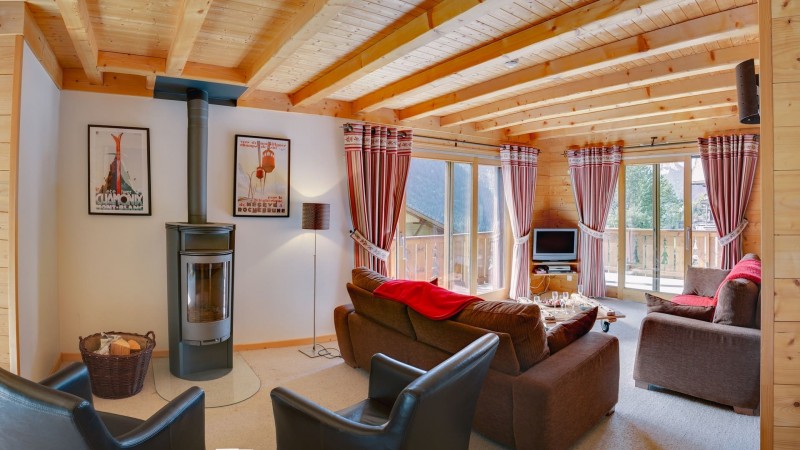 Chalet Tarine, 7 personnes, Châtel, Béchigne, salon avec poêle à bois, télévision