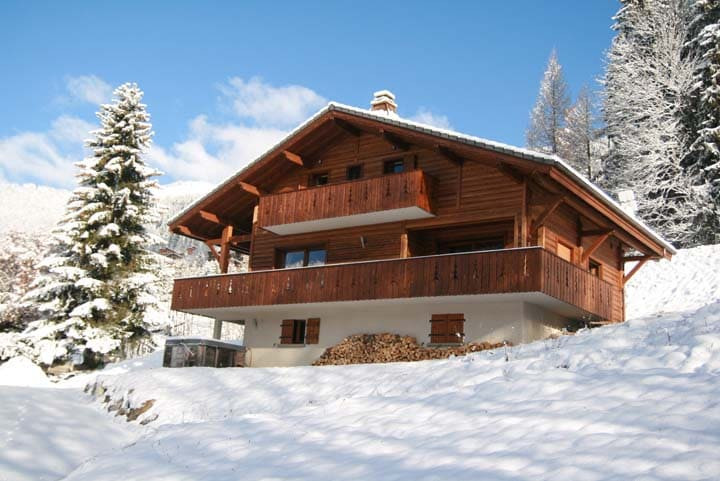 Chalet Tarine, Outside chalet in winter, Châtel Ski holidays