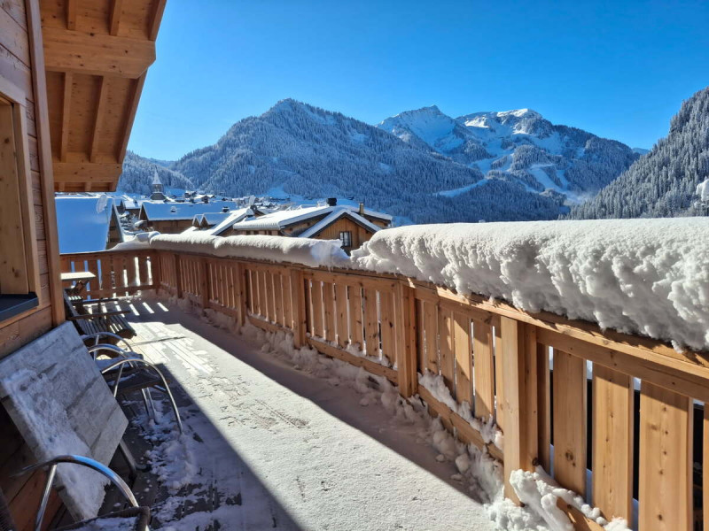 Le balcon du chalet de la Fiolaz à Châtel sous la neige