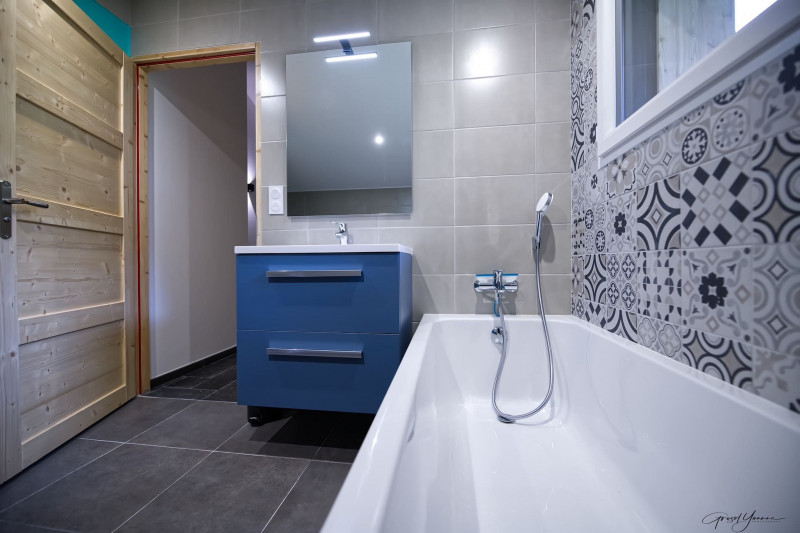 Chalet l'Ors Châtel, bathroom with bathtub