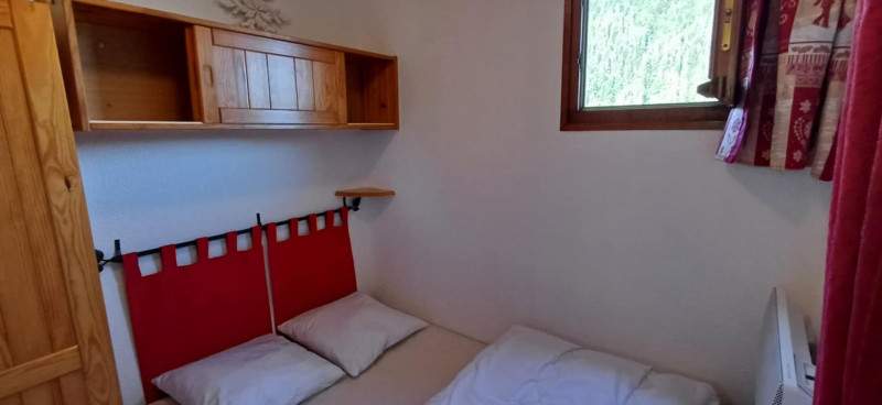 Résidence Chaumière des neiges, apartment 2008B, sleeping area with double bed, Châtel Booking