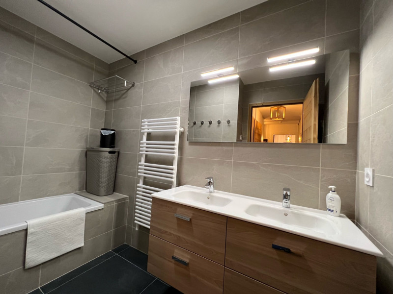 Résidence la P'tite Grange, Appartement 202, salle de bain, Châtel